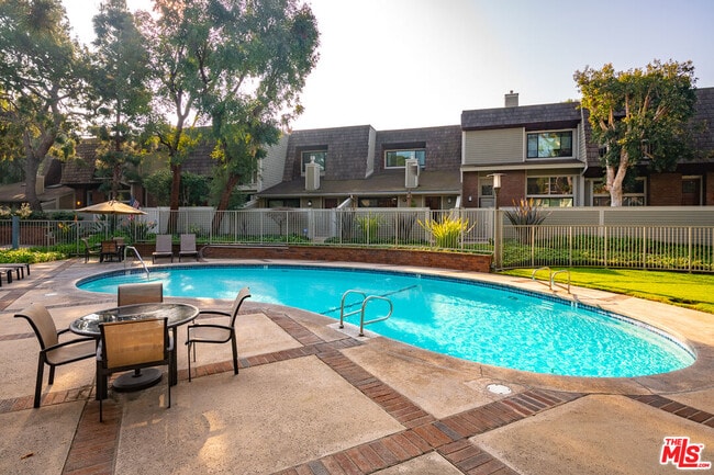 Building Photo - 13326 Maxella Ave