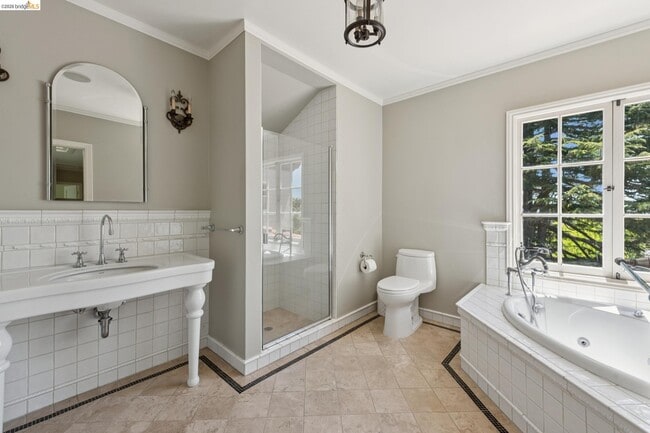 Building Photo - 15 Selborne Dr