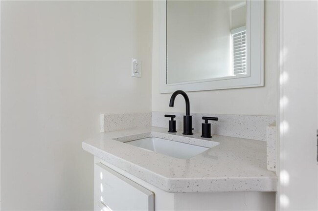 Building Photo - 3355 Pinetree Dr SE