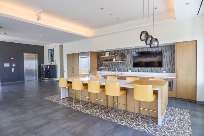 Building Photo - 901 W Huron St