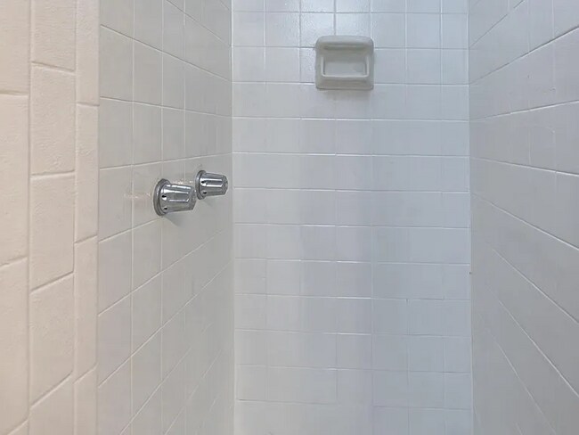 Building Photo - 400 Oakhill Cir