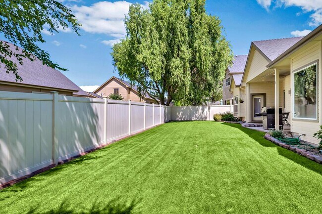 Building Photo - 3068 E Shadoweagle Dr