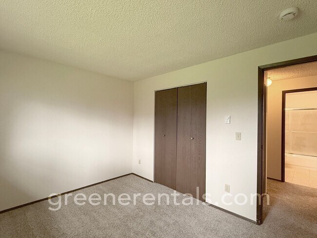 Building Photo - 2BD/1BA West Olympia Duplex