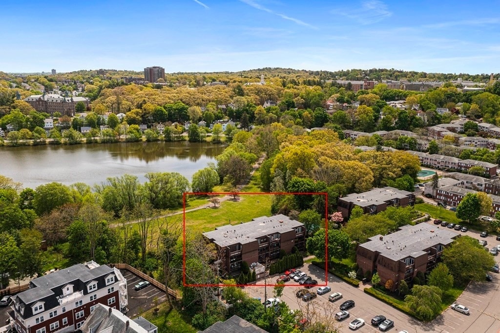 Building Photo - 140 Kenrick St