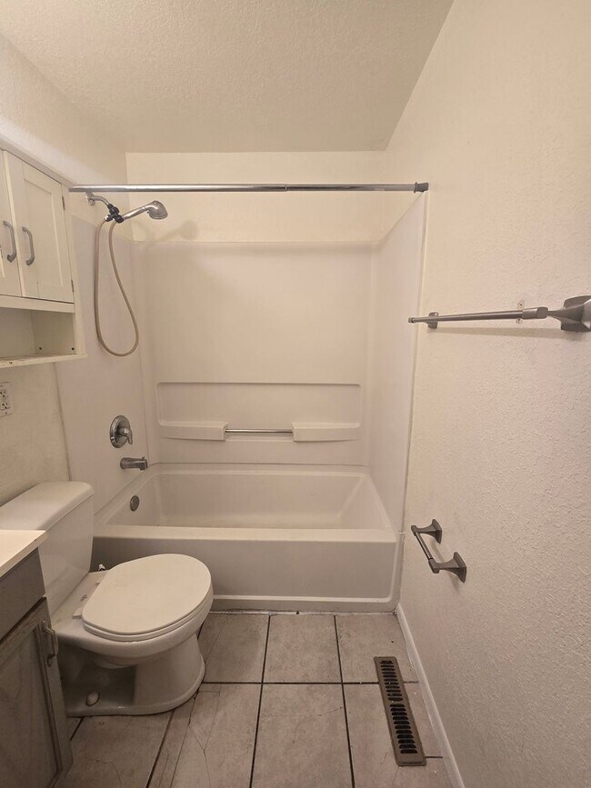 Building Photo - 3 Bed, 1 Bath Duplex Available Now in Aurora