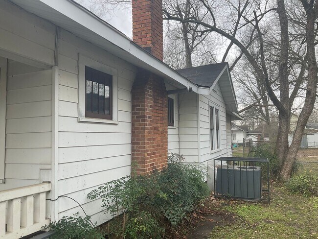Building Photo - Move In Special Offered! PRICE REDUCED!