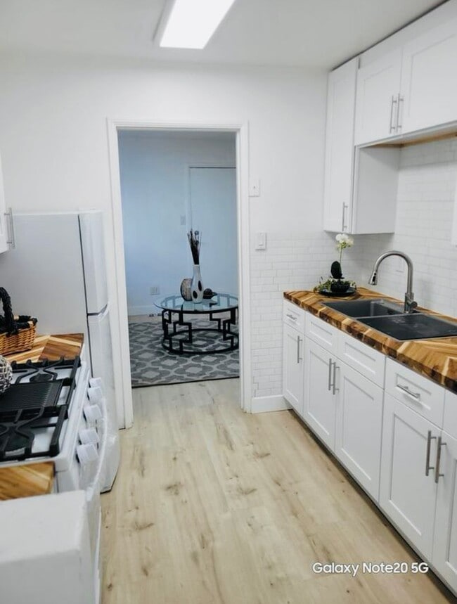 Building Photo - "Brand new" Cottage!  1-BR + den, totally ...
