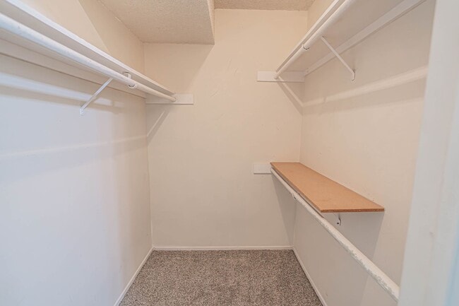 Building Photo - Cozy 2 Bedroom Condo in Valencia!