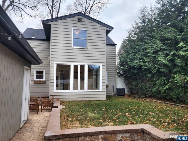 Building Photo - 31 Sherman Ave