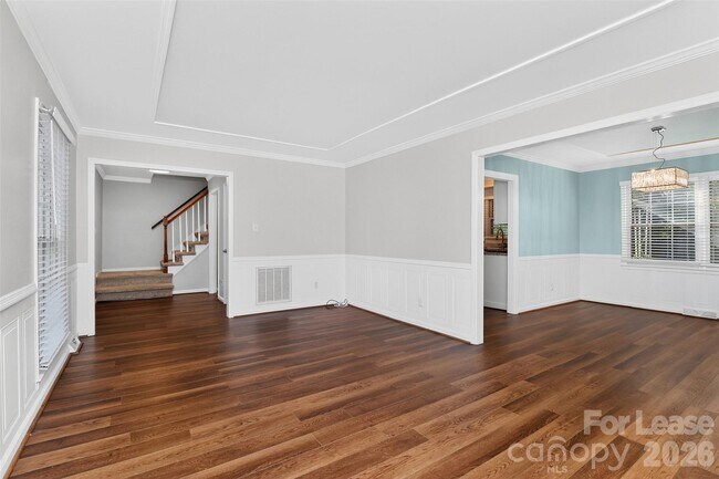 Building Photo - 2438 Knickerbocker Dr