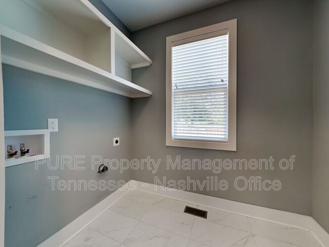 Building Photo - 1704B Simpkins St