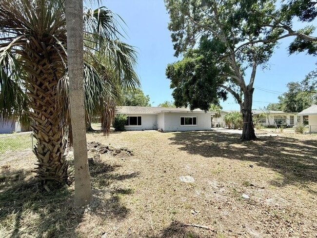 Building Photo - 2565 Granada Cir W