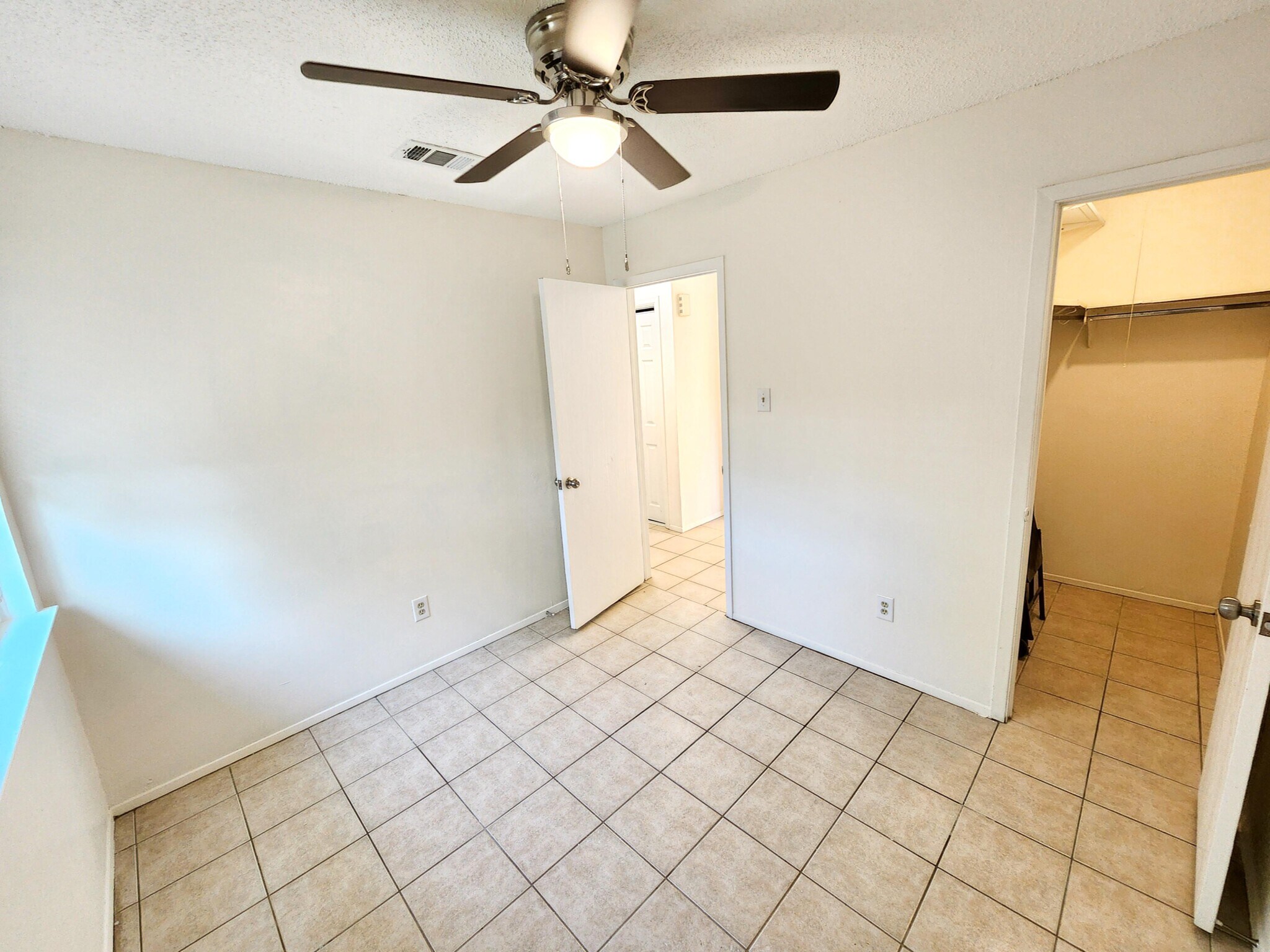 2nd bedroom with walk-in closet - 111 Meteor Dr