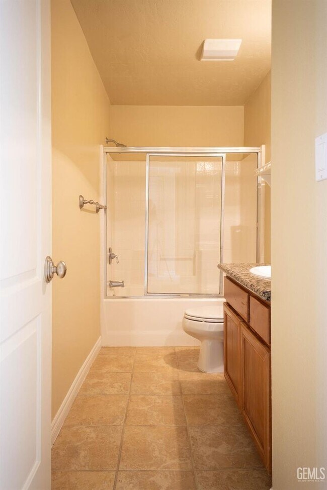 Building Photo - Condo, Clean and Private!