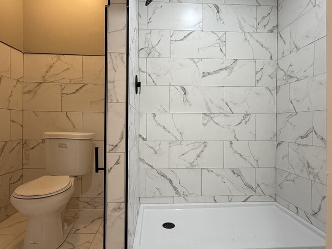 Building Photo - 728 W 39th St