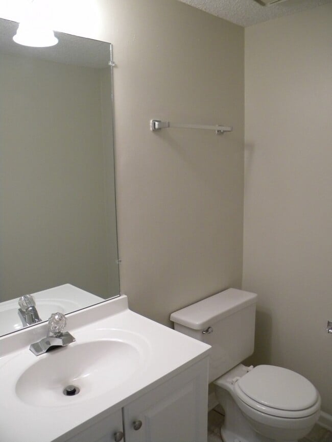 Building Photo - Norcross Hidden Gem! 2 Bed-2.5 Bath, New Paint and Flooring!