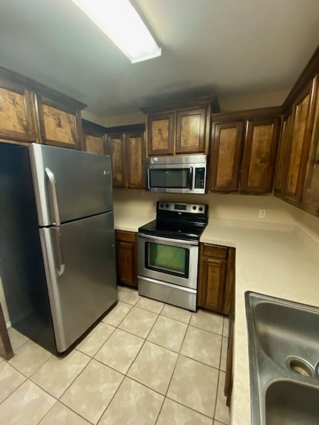 Building Photo - Spacious Duplex in Farmington!