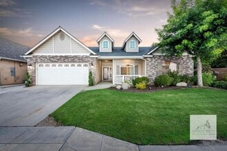 Building Photo - Beautiful Northeast 4 Bedroom 2.5 Bath hom...