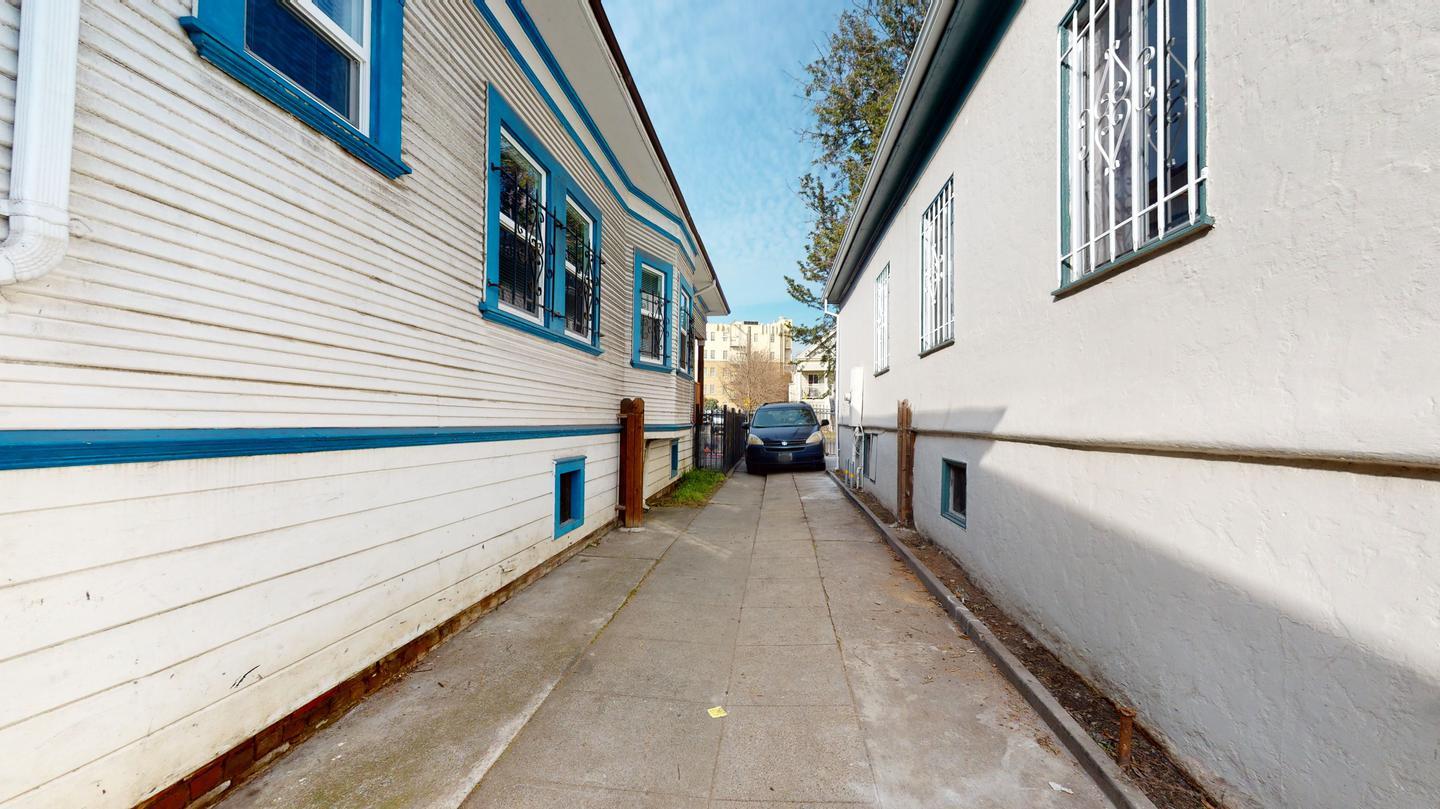 Building Photo - Charming Patten home near Fruitvale BART