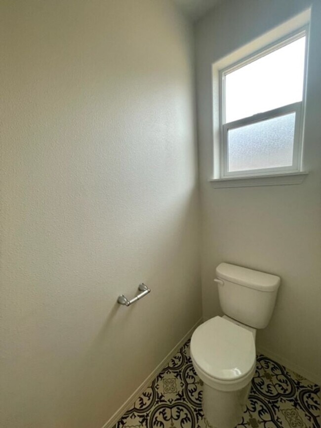 Building Photo - Beautiful like new 3 bedroom Hayden home i...