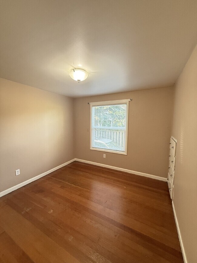 Building Photo - Discover Urban Living at Its Best: Spacious 2-Bedroom Retreat in the Heart of Portland!