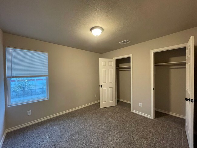 Building Photo - Town home for rent