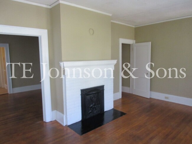 Building Photo - 3 Bedroom Close to Baptist Hospital!