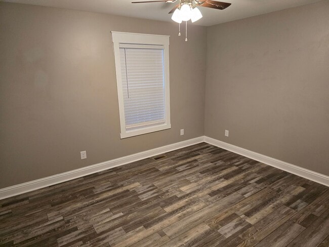 Building Photo - VERY NICE 3/2 HOUSE IN TUNNEL HILL