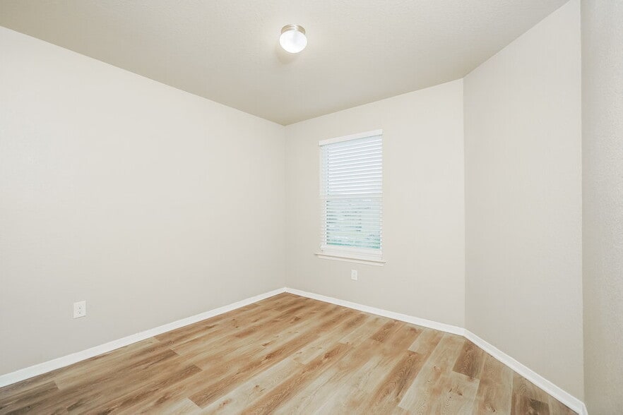 Building Photo - 3215 Pedernales Dr