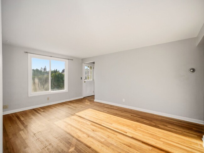 Building Photo - 2716 W Everett Ave