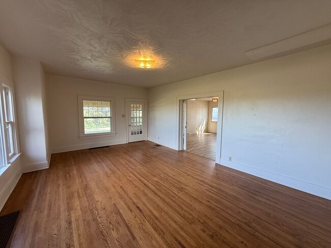 Building Photo - Large Country Home! Pet Friendly!