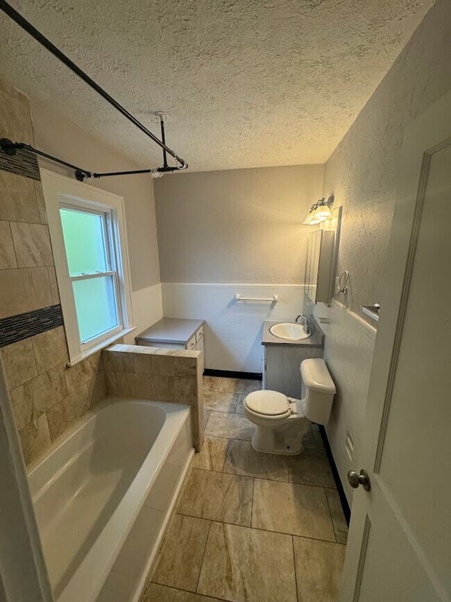 Building Photo - 3 Bed - 1.5 Bath Colonial for Rent in Clev...