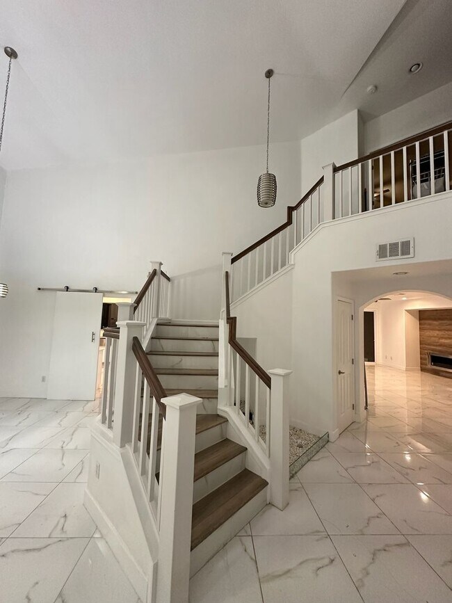 Building Photo - 5701 W Country Ave