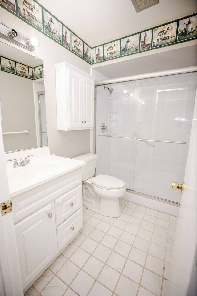 Building Photo - Beautiful Condo for Rent - Appliances included, washer and dryer hook ups, one and half bath, ver...