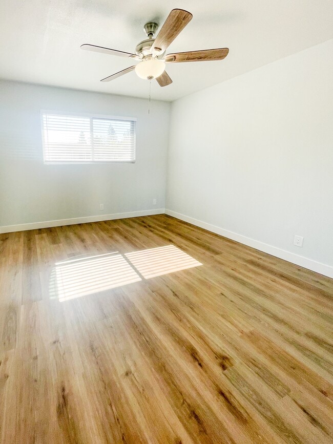 Building Photo - 129 Redwood Ave