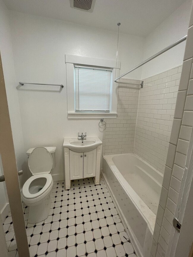 Building Photo - PRELEASE:  5 bdrm/2 bath near Park, WWU and Downtown