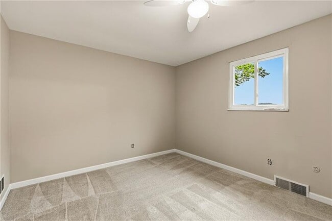 Building Photo - 498 Maple Rd