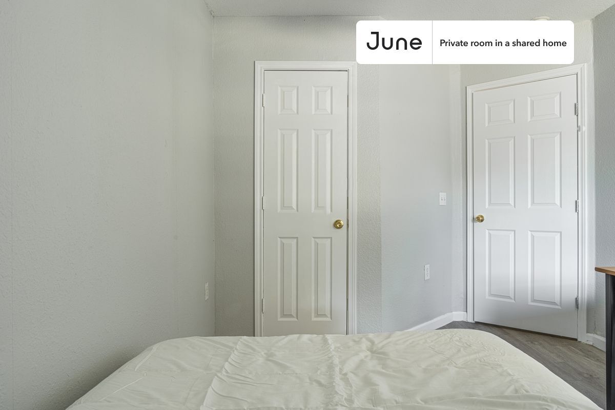 Building Photo - Private bedroom in 3 bed/2 bath Home