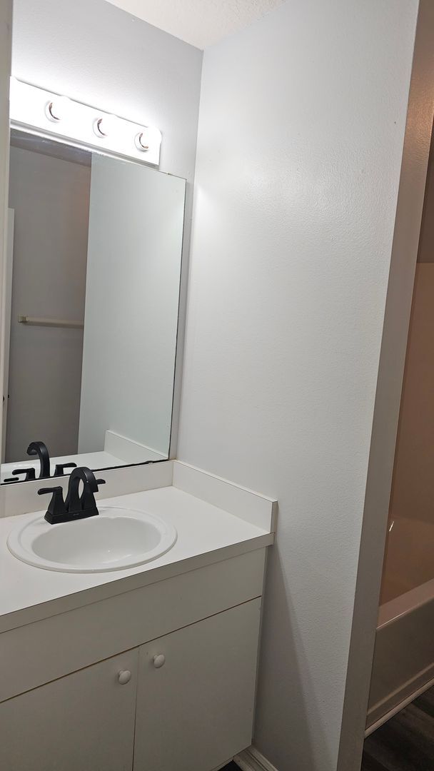 Building Photo - NICE! 3BED / 2 BATH / 1 CAR GARAGE (HALF DUPLEX)