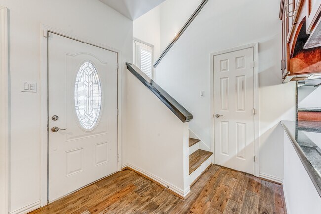 Building Photo - 708 Fowler St