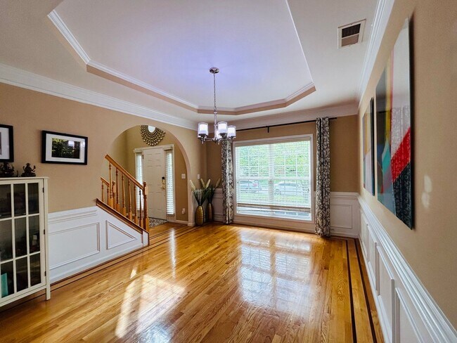 Building Photo - Incredible 4 bedroom/5 bath Tri-level home in Willoughby Park in NW Greensboro with finished base...