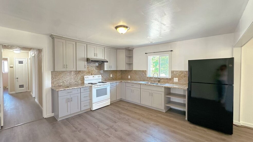 Building Photo - 215 Odessa Ave