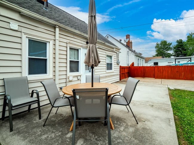 Building Photo - 6771 Greenleaf Ave