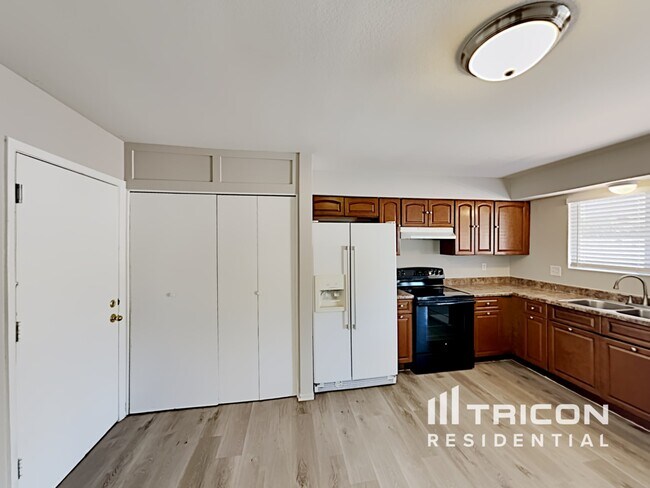 Building Photo - 828 N Pine Ct