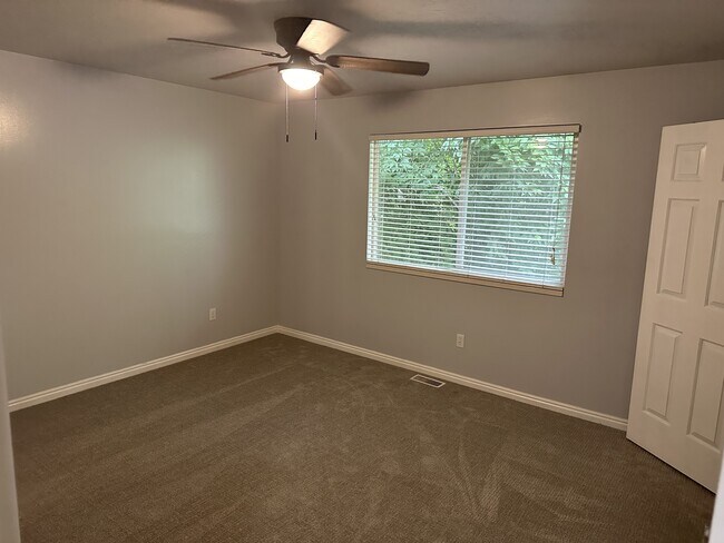 Building Photo - 630 W Allen Cove