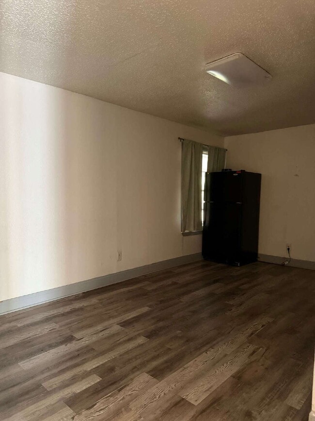 Building Photo - Gorgeous and Affordable 1 Bed/1 Bath, Clos...