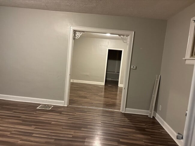 Building Photo - 48 N Roys Ave