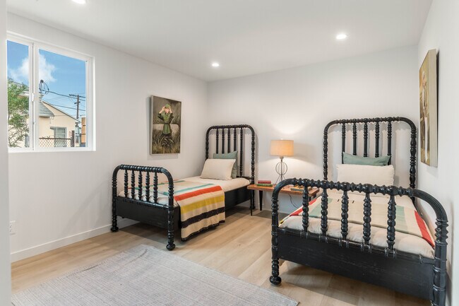 Building Photo - 3840 Somerset Dr