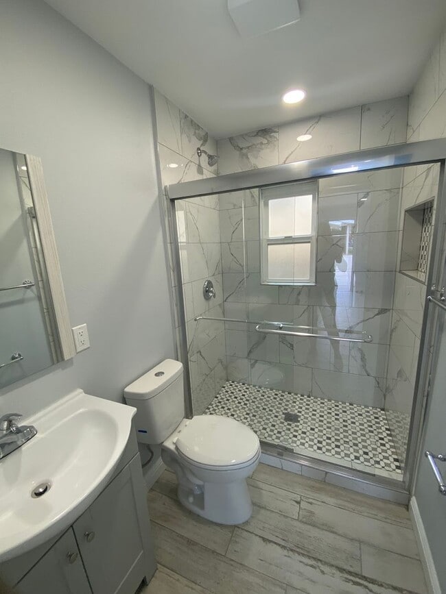 Building Photo - Remodeled 1 bed, 1 bath Condo in Central S...