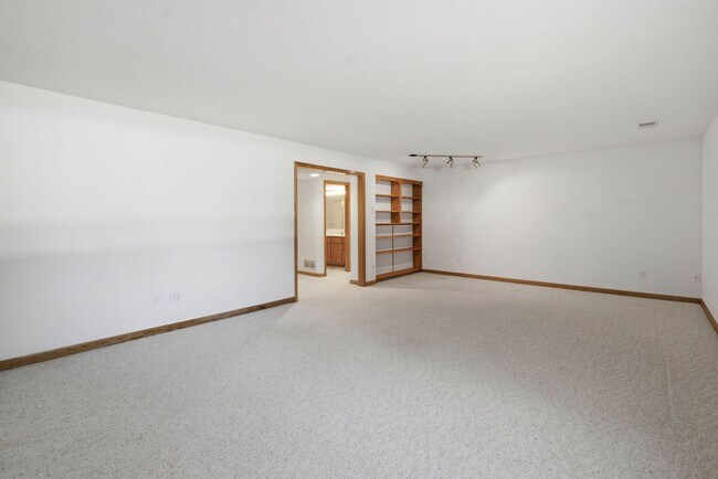Building Photo - 4 Bedroom 3 Bathroom Duplex in Emerald Glen
